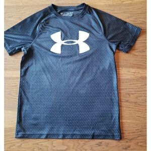 Sz Med Under Armour Heatgear Top Loose Short Sleeve with Graphic Gray Youth EUC
